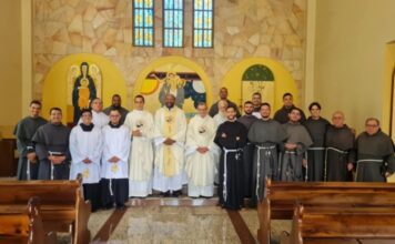 Frades renovam votos em celebração ao Dia de Todos os Santos da Ordem Seráfica